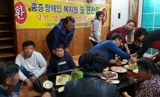 송악로타리클럽 중증장애인 식사 대접
