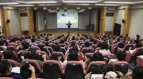 일자리 탐색하고 구직 상담하고