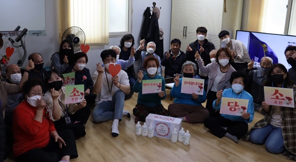 청주흥덕시니어클럽 카네이션 사랑나눔 행사