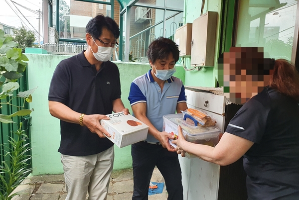 청주 복대1동 사회보장협 과일꾸러미 전달