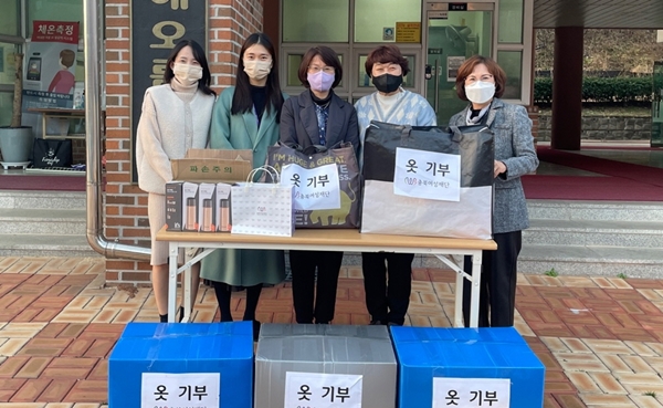 충북여성재단 청주해오름마을에 옷 기부