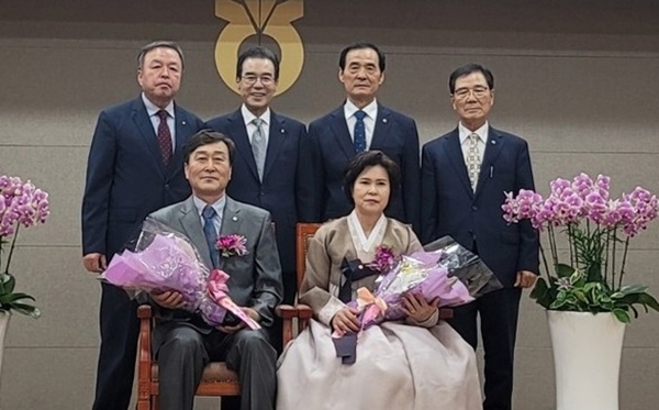 황간농협 정완용·이화자 부부 `이달의 새농민상 수상 영예
