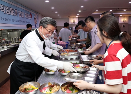 정용래 유성구청장, 구내식당 배식