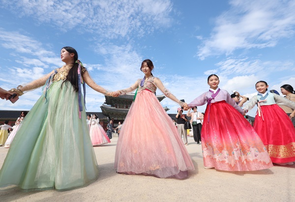 한복의 멋 알리는 플래시몹