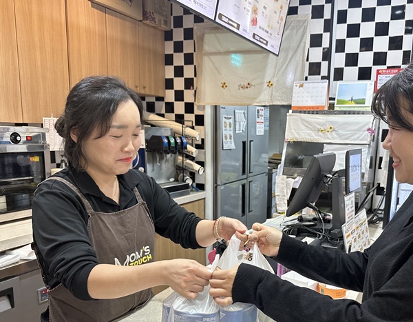 맘스터치 청주 율량점 햄버거 전달