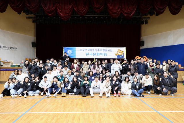 외국인 유학생과 함께 무궁화 꽃이 피었습니다