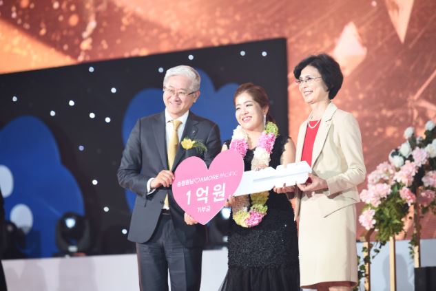 아모레퍼시픽, 아모레 카운셀러와 함께 1억원 기부