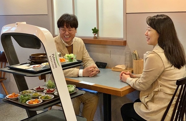 외식매장에 자율주행 서빙로봇 출현... 풀무원푸드앤컬처, 미래형 레스토랑 선봬