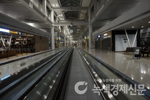 [포토뉴스] 코로나19에 키즈존 사용금지...한적한 인천공항