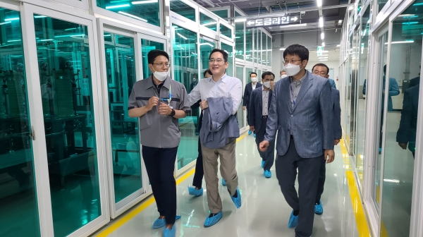 [포토뉴스] 이재용 부회장, 삼성전기 부산사업장 방문...임직원 간담회 및 전장용 MLCC 생산현장 점검