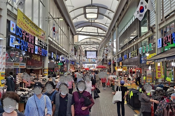 대형마트 규제, 전통시장 대신 온라인쇼핑만 키웠다... 대한상의, 완화 필요