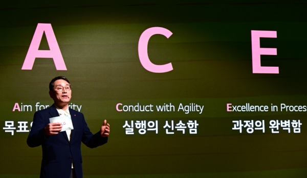 [산업 이모저모] 두산로보틱스·LG전자, 협동로봇 전기차 자동 충전 솔루션을 개발...시범 운영까지