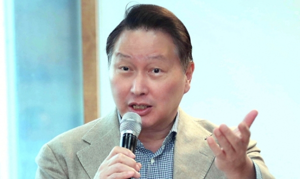 최태원 회장, AI 시대 에너지·반도체 구상 SK그룹 AI 인프라 기업 진화...대만 출장 전날, 아들과 술 마셔