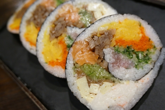 스시까지 사로잡은 서면 초밥 맛집, 초대형 김초밥으로 인기를 휩쓸다