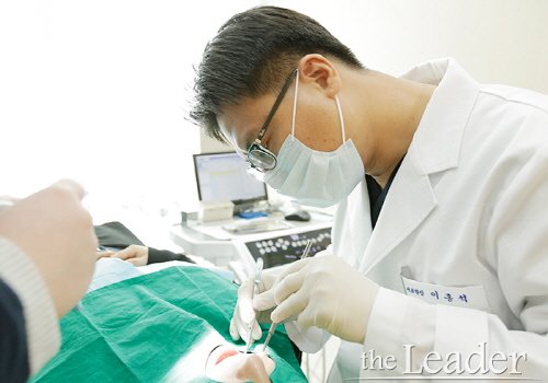 입 벌리면 ‘딱’ 소리...턱관절 장애, 방치하면 위험해