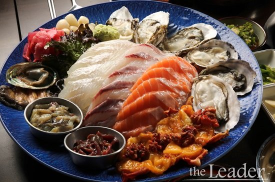 가로수길 핫플레이스 ‘부함식당&만원횟집’…“한번에 두 가지 메뉴를?”