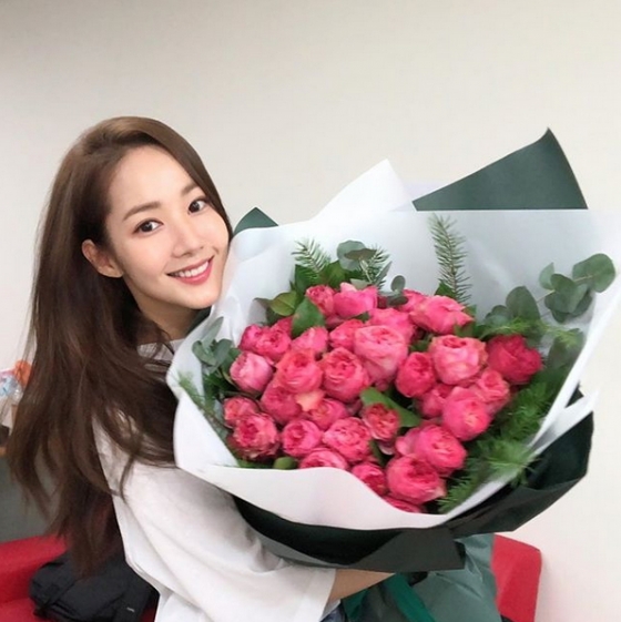 박민영, 더 또렷해진 이목구비로 장미꽃 안고 스마일...“꽃보다 예뻐”