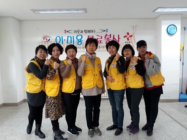 대한적십자사 제천지구 중앙봉사회, 아파트 어르신 대상 이미용봉사 펼쳐
