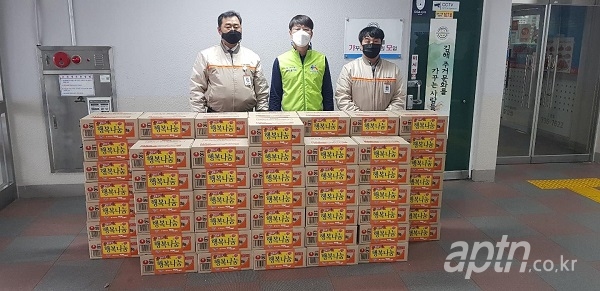 따뜻한 연말...김해구산1주공아파트에 라면 80상자 기부