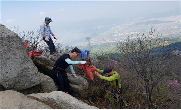 우리 강산 푸르게 푸르게..금정산 고당봉 시민과 함 환경정화활동 실시