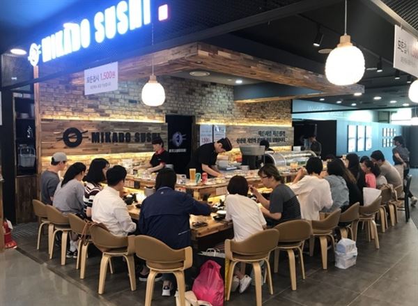  가성비짱, 실내 데이트장소 인기.. 회전초밥집 ‘미카도 스시 SNS 입소문