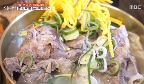 큼직한 목뼈 뜯는 재미까지..뼈칼국수 관심↑ 시그니처 메뉴 이색 맛집