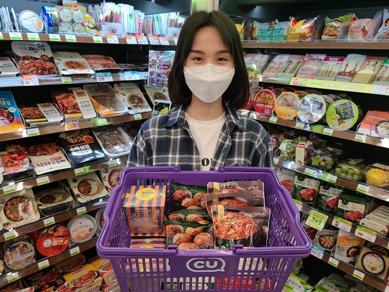 ‘김치’는 우리 것..CU, CJ제일제당 손잡고 ‘우리 땅 우리 김치’ 행사