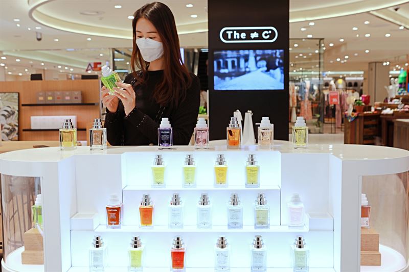 롯데百 “향수도 친환경”..비건 니치 퍼퓸 브랜드 ‘더 디퍼런트 컴퍼니’ 오픈