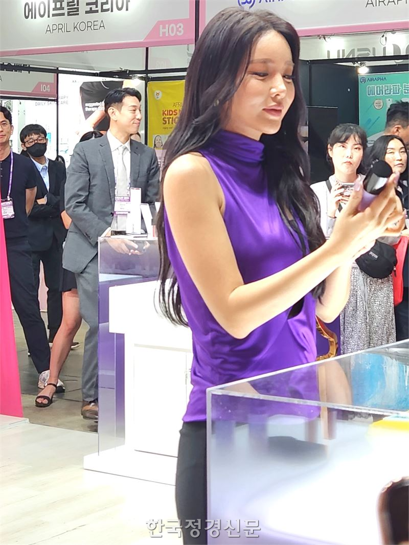 ‘뷰티사업가 변신’ 홍진영, ‘시크블랑코’ 론칭..K뷰티엑스포 첫 선