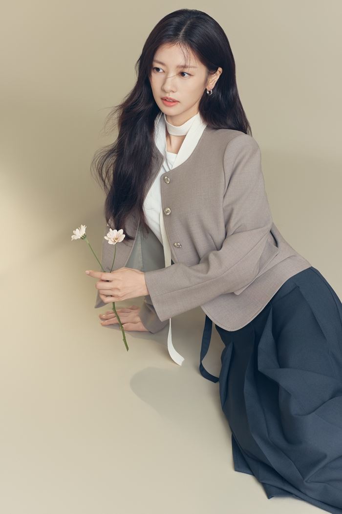 “로맨틱한 가을” 이랜드 로엠, 정소민 가을 화보 공개