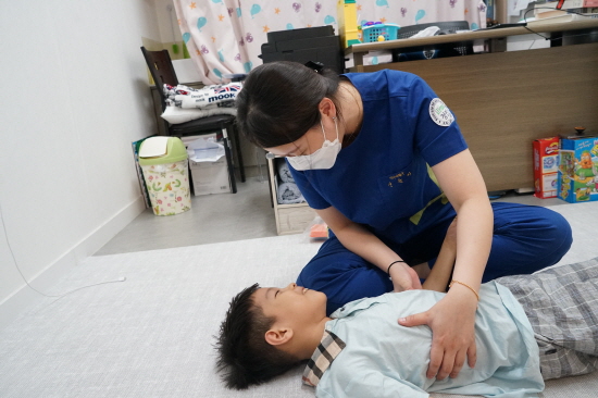 뇌병변1급 장애아동에 치료비 지원 희망 선물