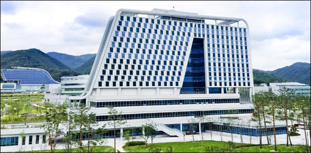한국정보화진흥원 청소·경비 노동자들 저임금 해소 하루 파업