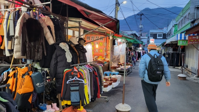 손때 묻은 헌옷의 부활...전국 최대 구제골목 관문시장의 새해