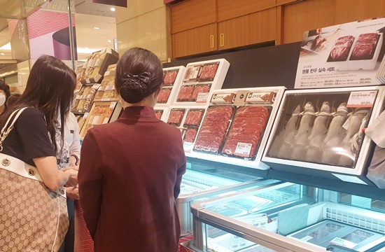 ‘언택트 추석’에 선물이라도… 붐비는 백화점 선물코너