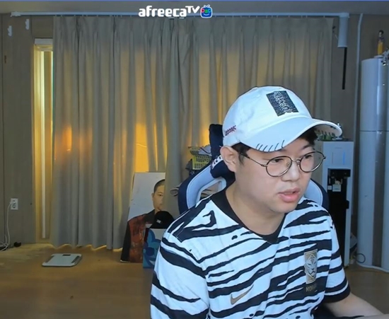 인기 유튜버 감스트, “자고 일어났더니 실종설…당분간 휴방