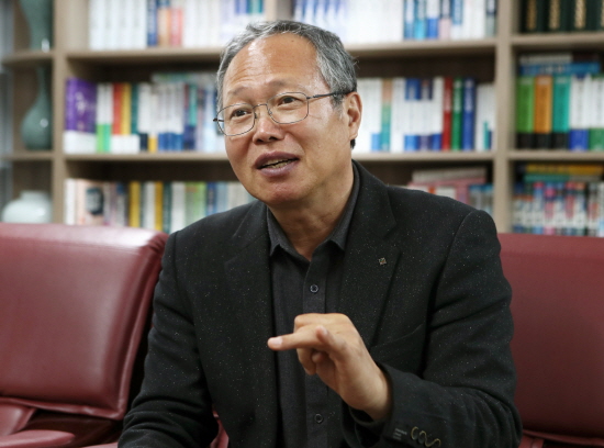 “돈 없어 학교 못 갔지만 죽기 살기로 공부해 노무사 됐죠”