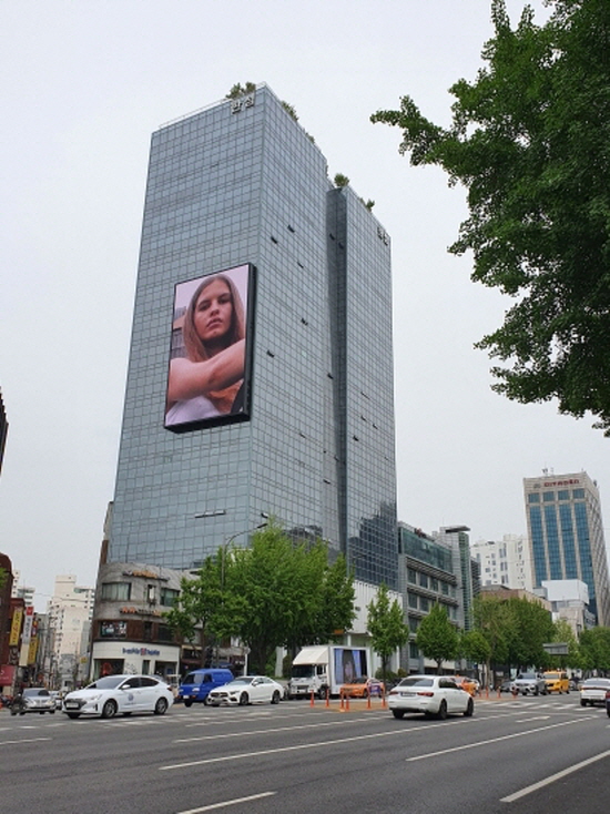 청담사거리에 랜드마크가 나타났다