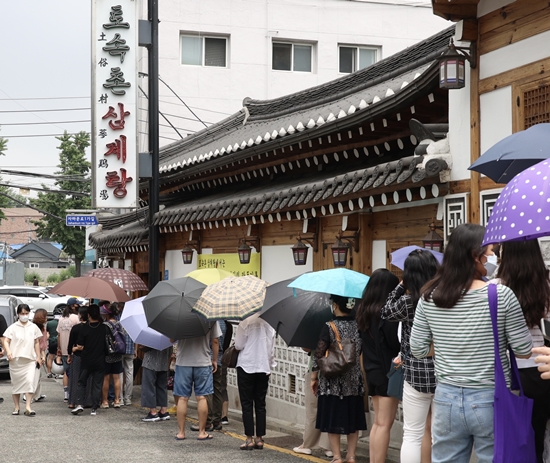 초복 삼계탕집 앞 대기줄  ‘포장 손님’