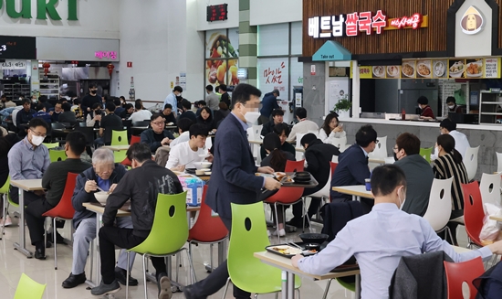 거리두기 해제 첫 날, 활기 찾은 식당