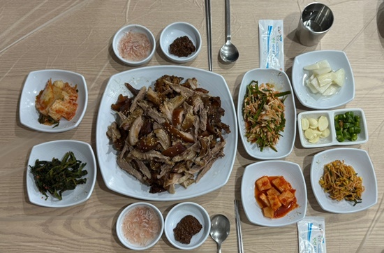 [백년가게 기획 시리즈] ㉝ 지역 특산물 황기 넣은 족발과 콧등치기까지 함께 드시러 오세요