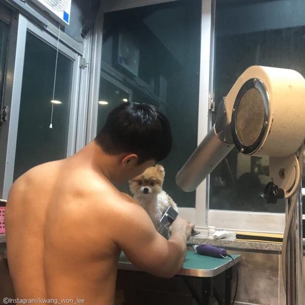 공감 능력 남다른 스윗한 애견 미용사..부끄러울까 봐 나도 벗었어