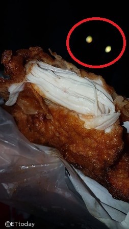불 끄고 몰래 치킨 먹다 강아지에게 걸린 주인..님아 그 치킨을 혼자 먹지 말개