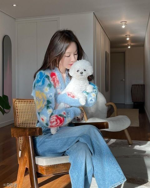 강민경, 반려견 휴지와 함께한 일상 공개..집에서 요리조리 왔다갔다