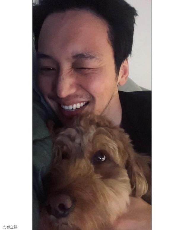 변요한, 반려견 복자와 애정 가득한 일상 공개..눈맞춤에 뽀뽀까지