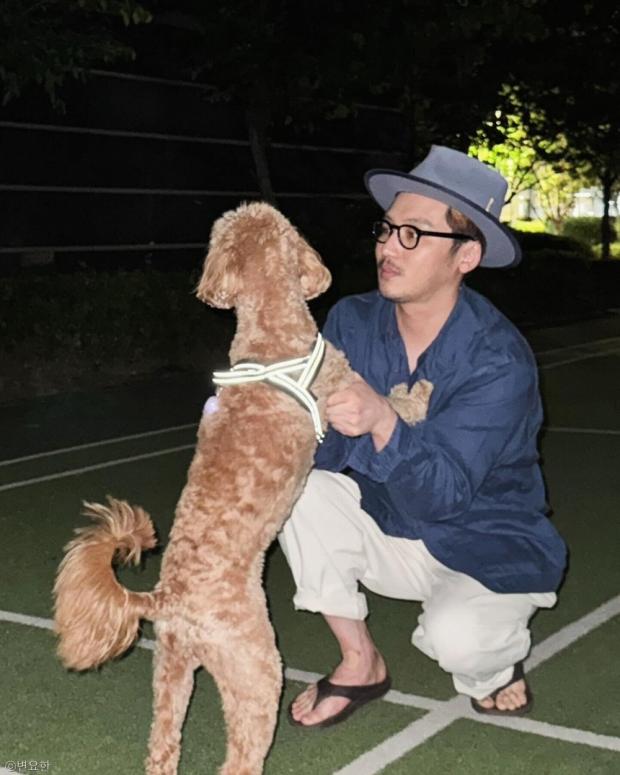 변요한, 반려견 복자와 달달한 눈 맞춤...마지막은 우리 복자♥