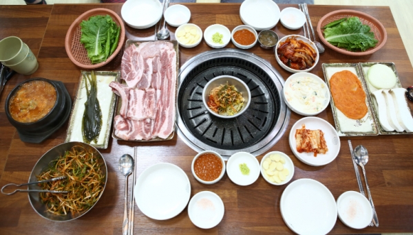 제주 중문관광단지 흑돼지 맛집 오르막가든, 깊은 풍미와 쫄깃한 식감 생생한 흑돼지구이 맛볼 수 있어
