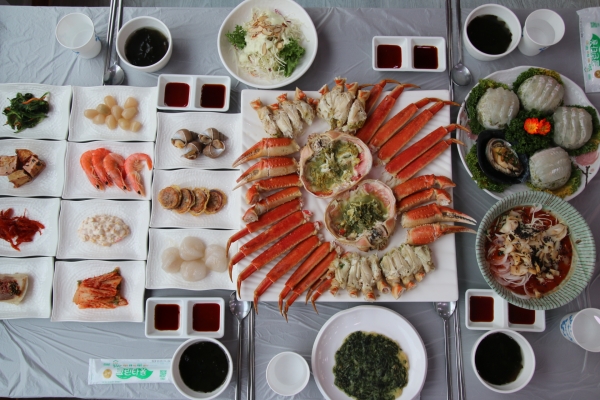 속초대게맛집 동명항대게마을, 청결한 주방에서 탄생하는 신선한 대게 맛