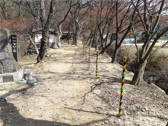군포 덕고개 당숲을 갈라놓은 철조망