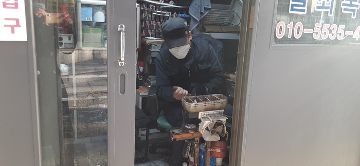 30년 세월의 산본역 버스정류장 구두수선방