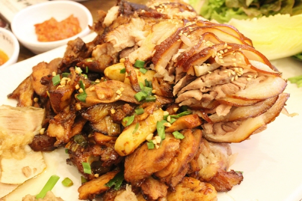 유성 맛집청와삼대매일 삶은 족발과 입맛 사로잡는 다양한 별미 음식으로 인기